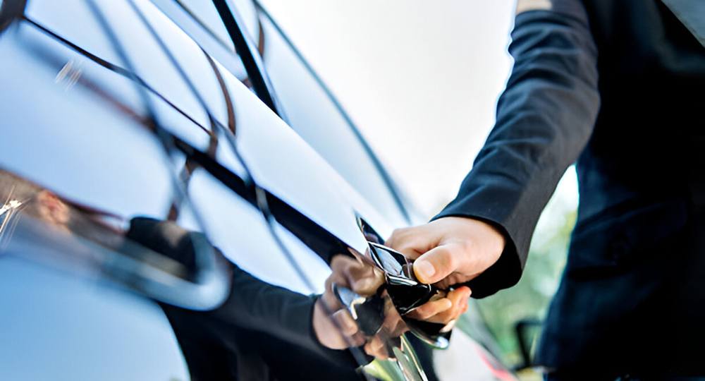 Chauffeur öffnet eine Limousine